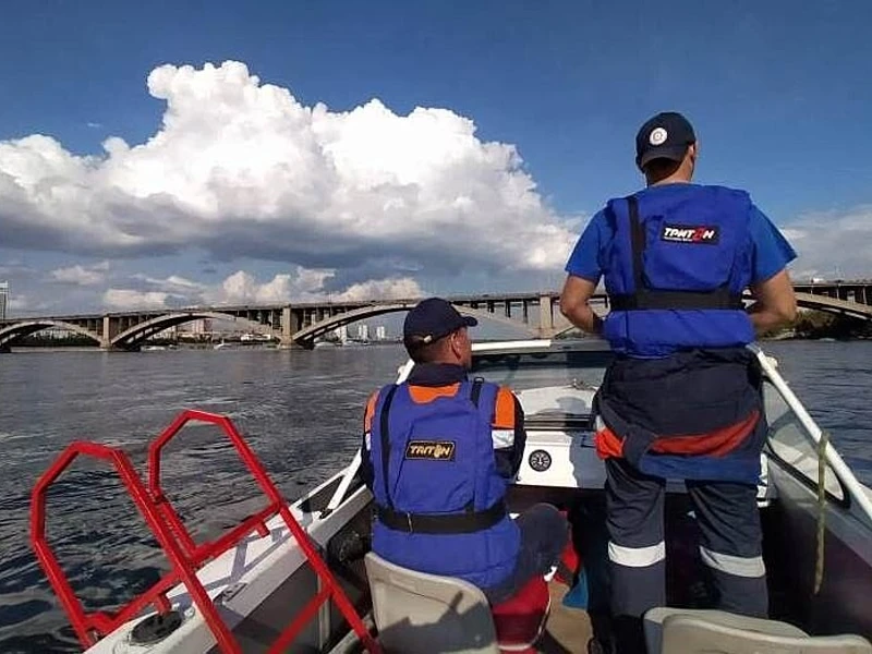 В Красноярске двое мужчин едва не погибли на Енисее