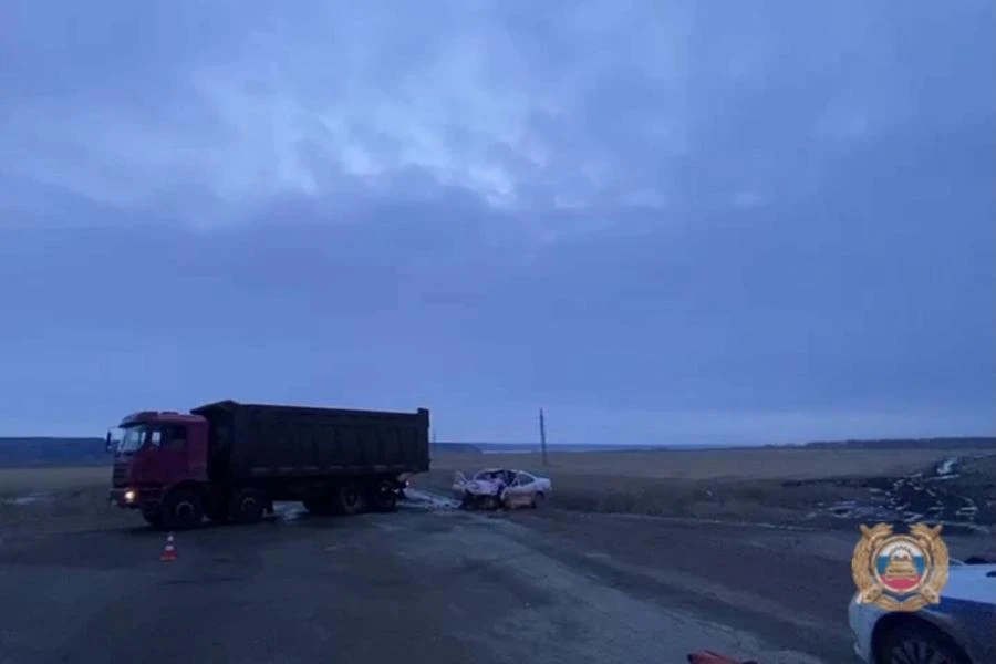 В Иркутской области в столкновении с грузовиком погибли женщина-водитель и её пассажир