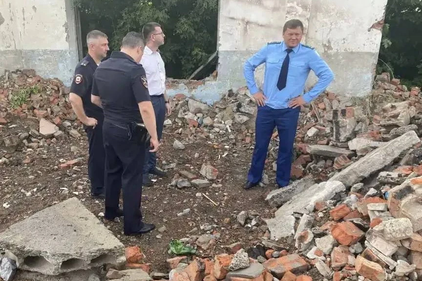 В Омске рухнувшая стена задавила подростка
