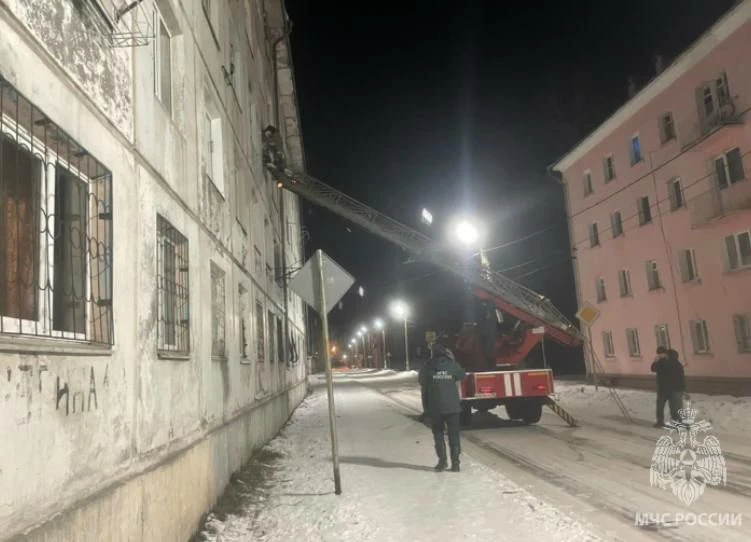 В Иркутской области из-за поджога дивана жильцов пришлось эвакуировать из окон