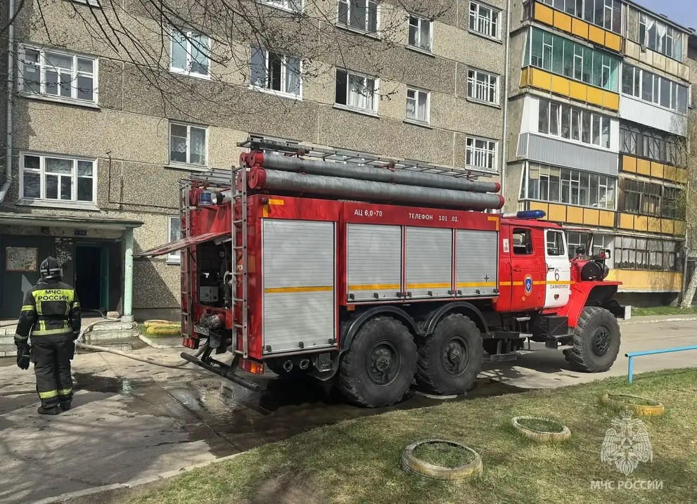 Пожарные спасли женщину из задымлённой квартиры в Хакасии