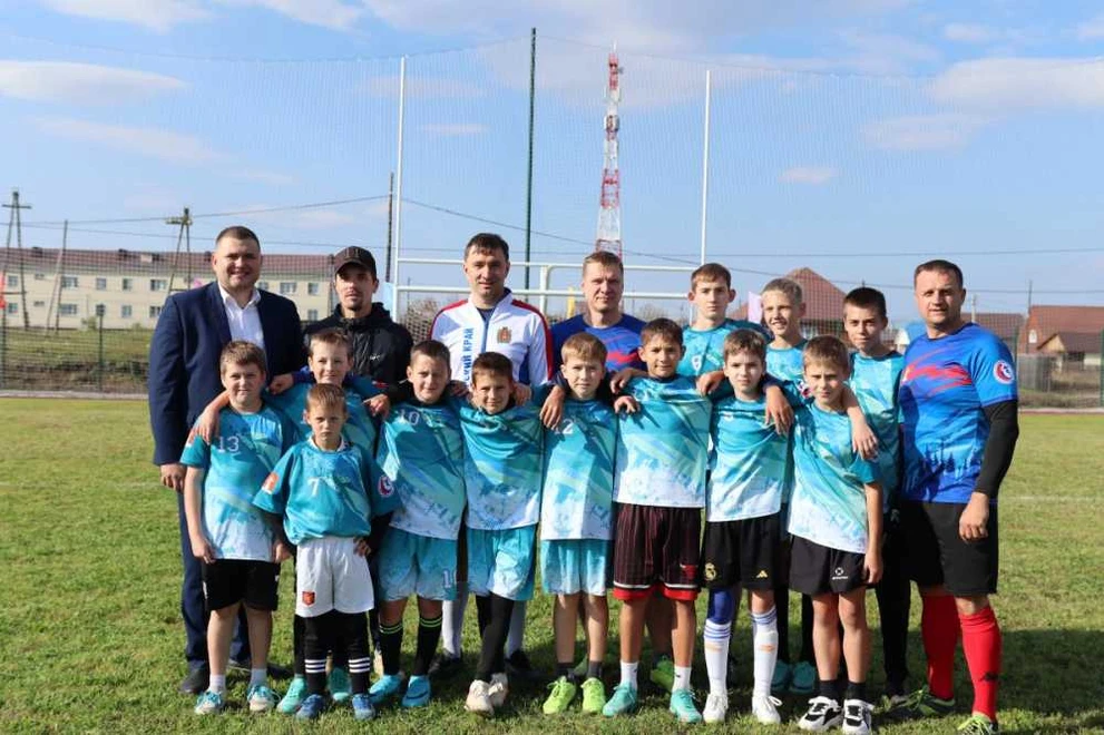 В Шалинском открыли футбольное поле после модернизации