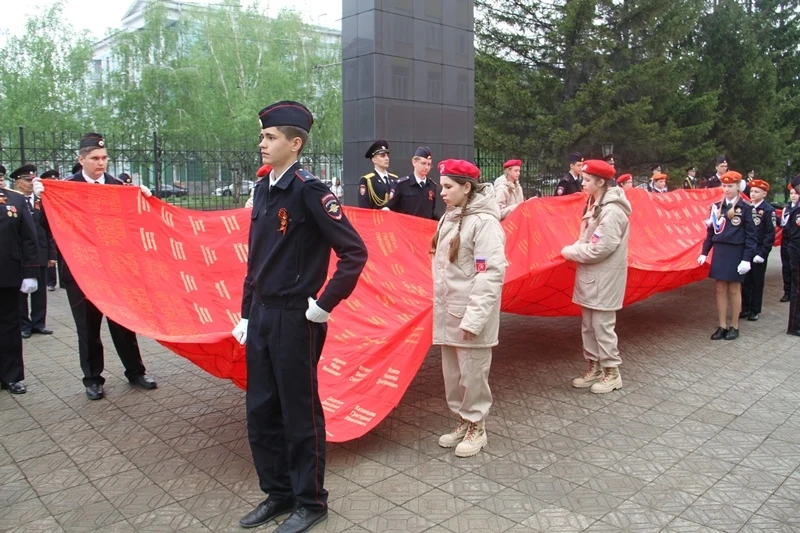 В Алтайском крае развернули 13-метровое знамя с именами 360 погибших сотрудников 