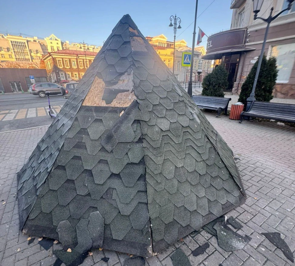 В Томске в очередной раз повредили зимнее покрытие фонтана 