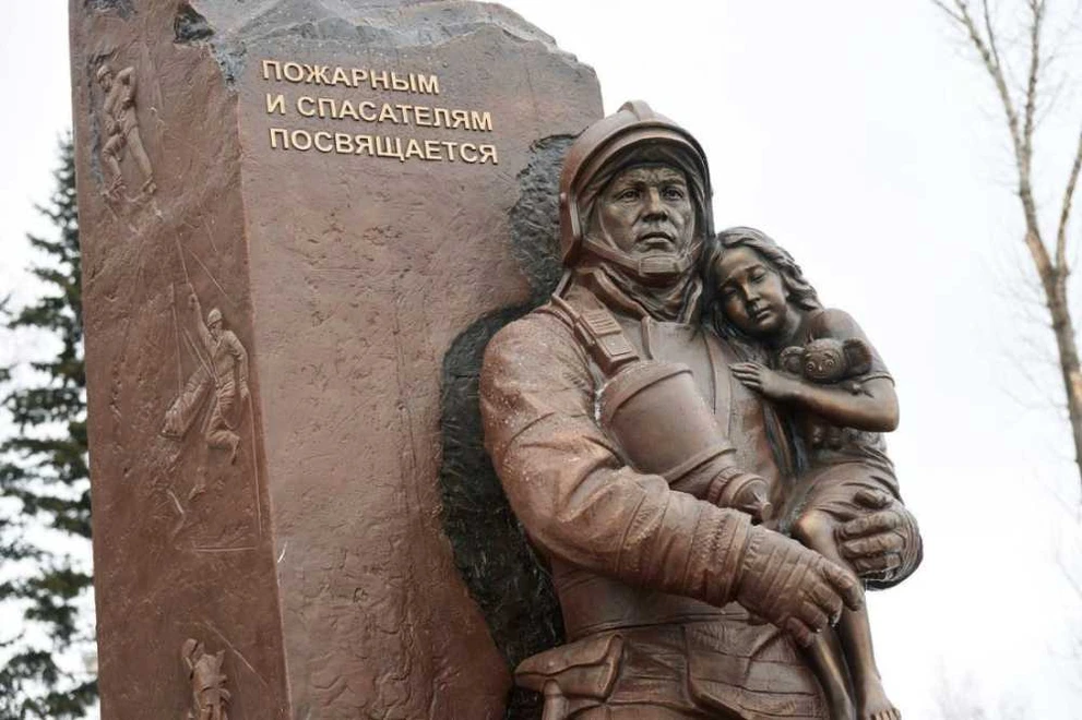 В Горно-Алтайске открыли памятник пожарным и спасателям