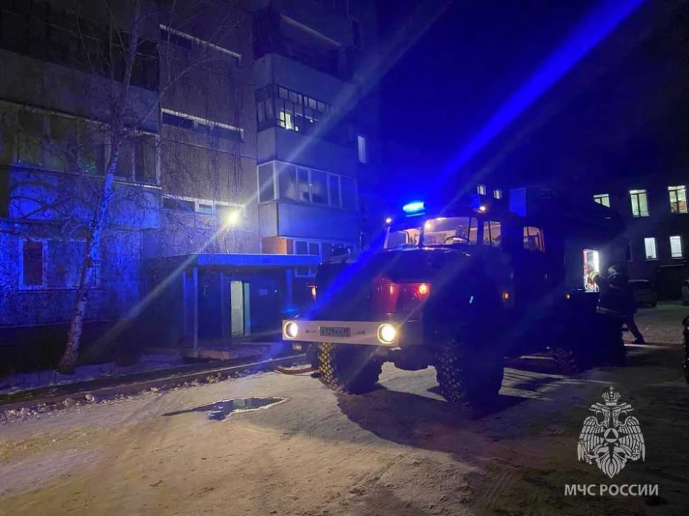 Пожарные спасли троих жителей из задымленной квартиры в Хакасии