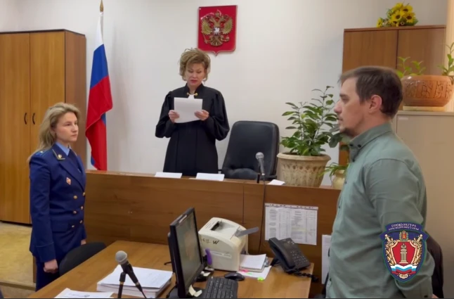 В Красноярске осуждён экс-полицейский за взятку и помощь закладчице 