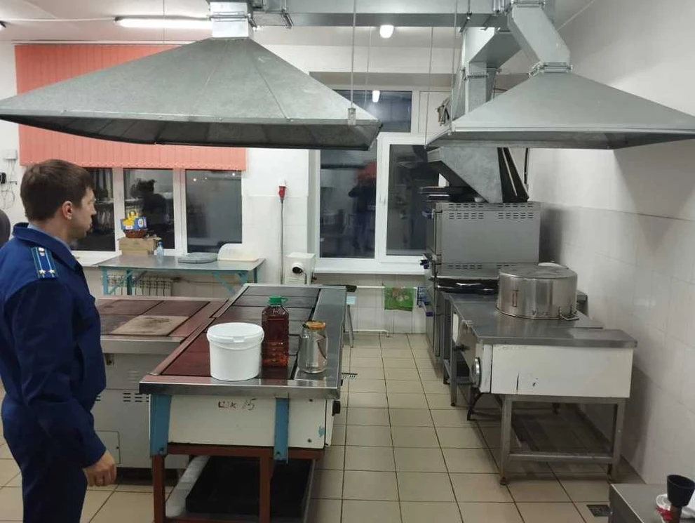 Директор школы в Красноярском крае оштрафован после массового отравления 