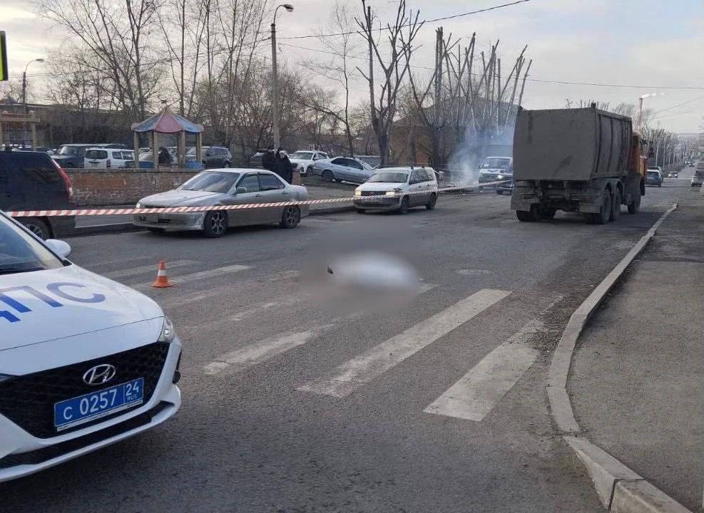 Женщина, которую вместе с сыном сбил КамАЗ в Красноярске, скончалась в больнице 
