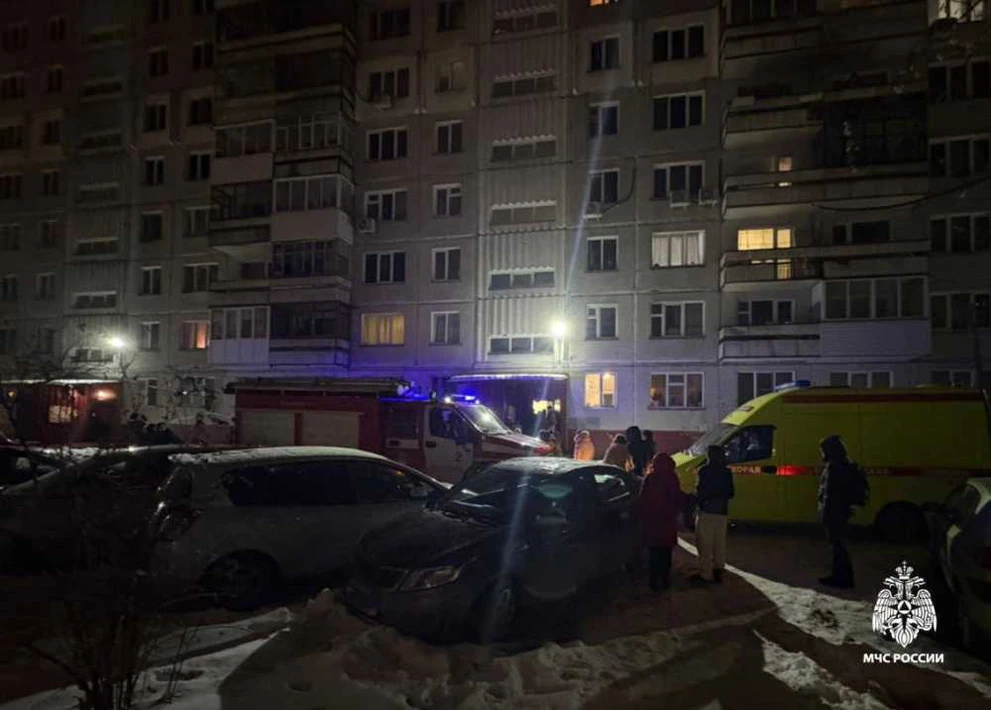 Сотрудники МЧС спасли трёх человек при пожаре в многоэтажном доме в Новосибирске