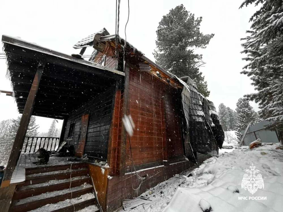 В Республике Алтай ночью загорелся жилой дом  