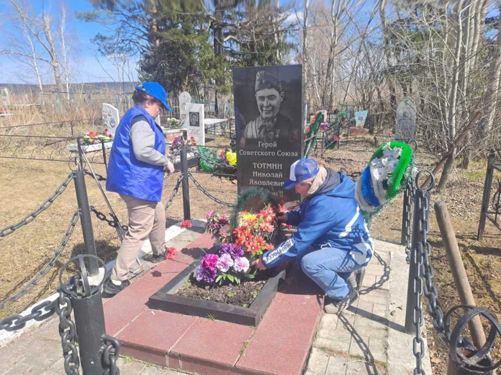 В Красноярском крае члены «Единой России» провели Всероссийский субботник по уборке мемориалов и захоронений ветеранов