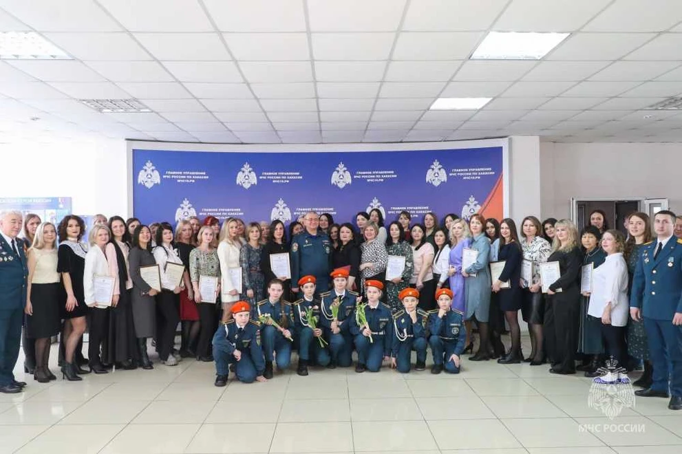 В Хакасии поздравили сотрудниц МЧС