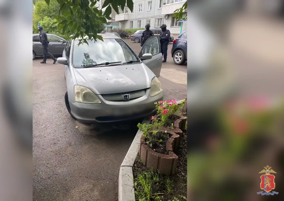Красноярские полицейские задержали троих мужчин по обвинению в автоподставах