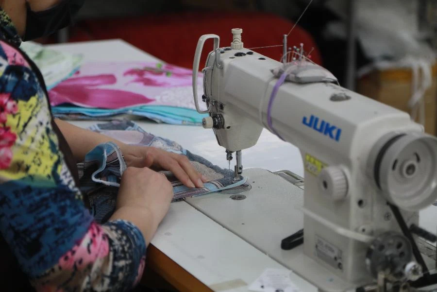 В Красноярске брюки стали шить быстрее