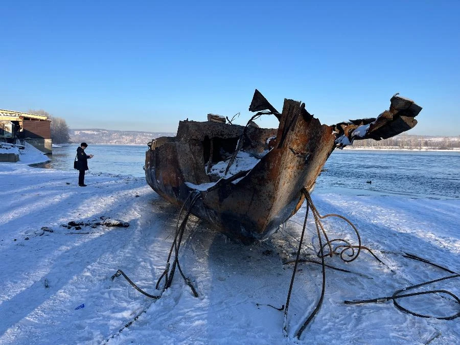 В Иркутской области подняли буксир, пролежавший под водой 30 лет