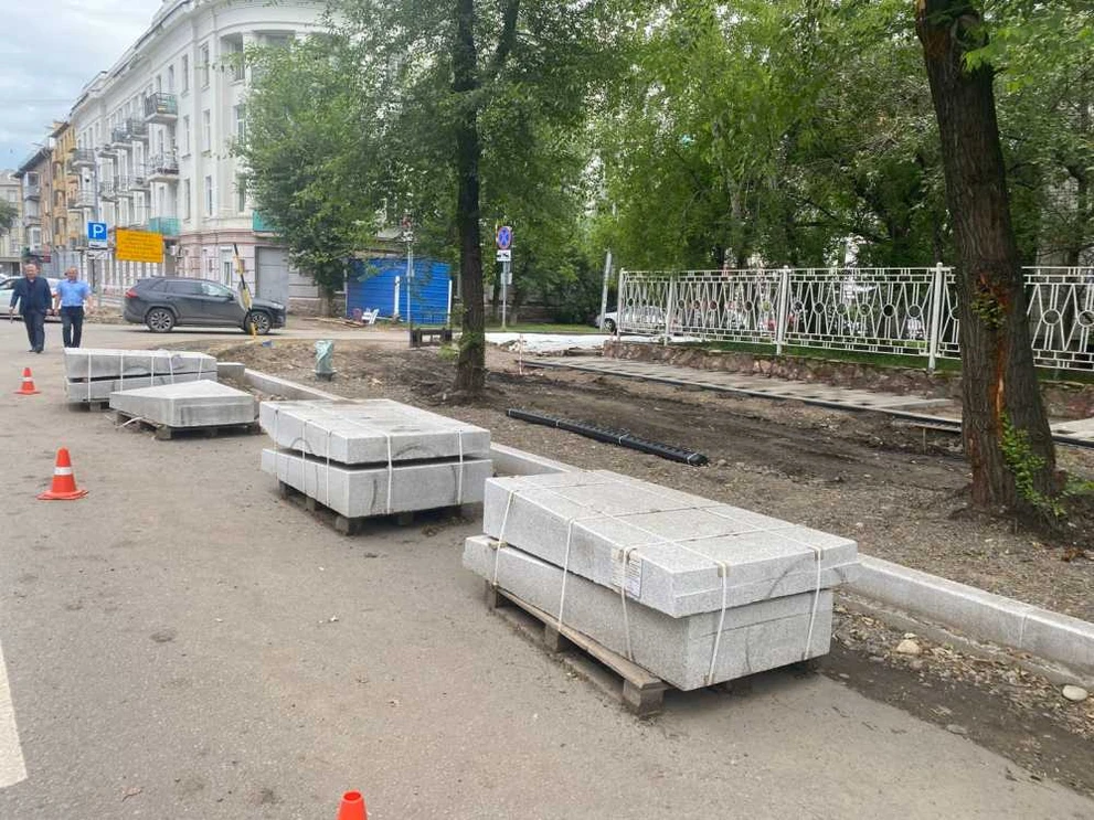 В историческом центре Красноярска укладывают брусчатку и устанавливают бордюры  