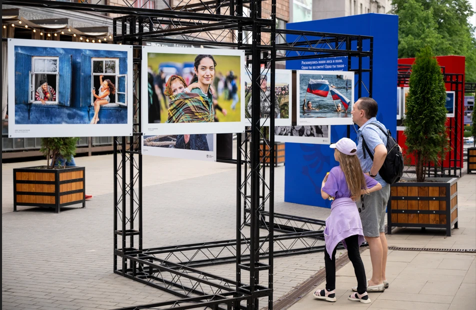 В Красноярске начала работу уличная фотовыставка, посвященная Дню России