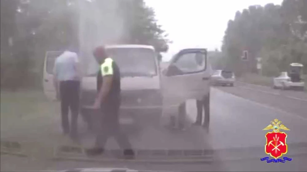 В Кемерове полицейские помогли потушить горящий автомобиль