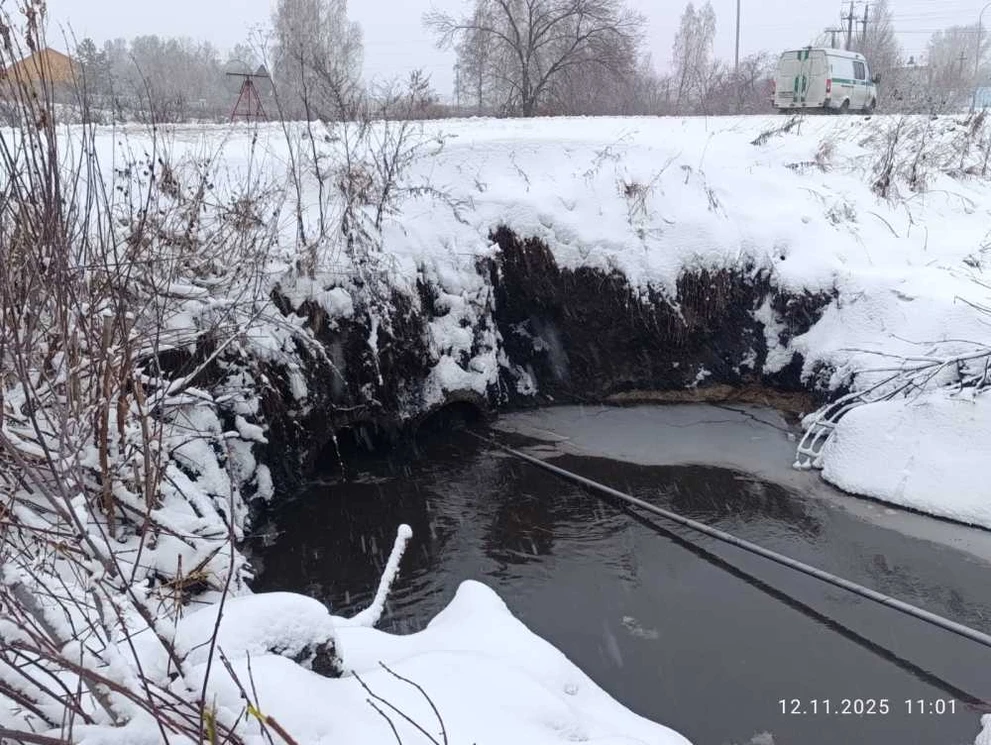 В Кемерове обрушилась обочина дороги из-за воды
