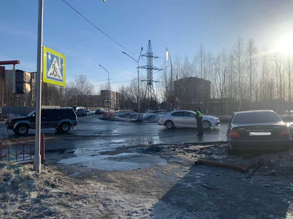 В Томской области металлическое ограждение упало на подростка после ДТП 