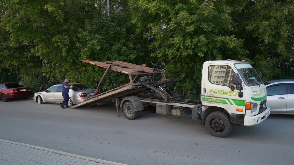В Новосибирске убрали брошенные автомобили со дворов Кировского района