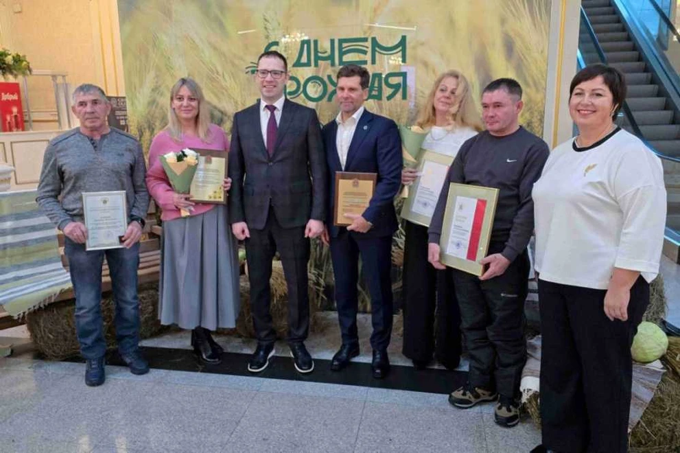 Владислав Зырянов вручил участникам агродиктанта благодарственные письма на «Дне урожая»