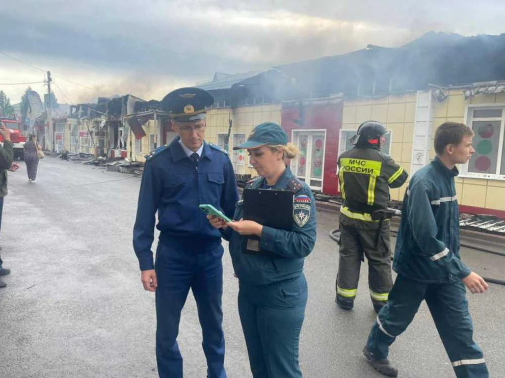 Прокуратура Кузбасса выясняет обстоятельства пожара в торговом центре 