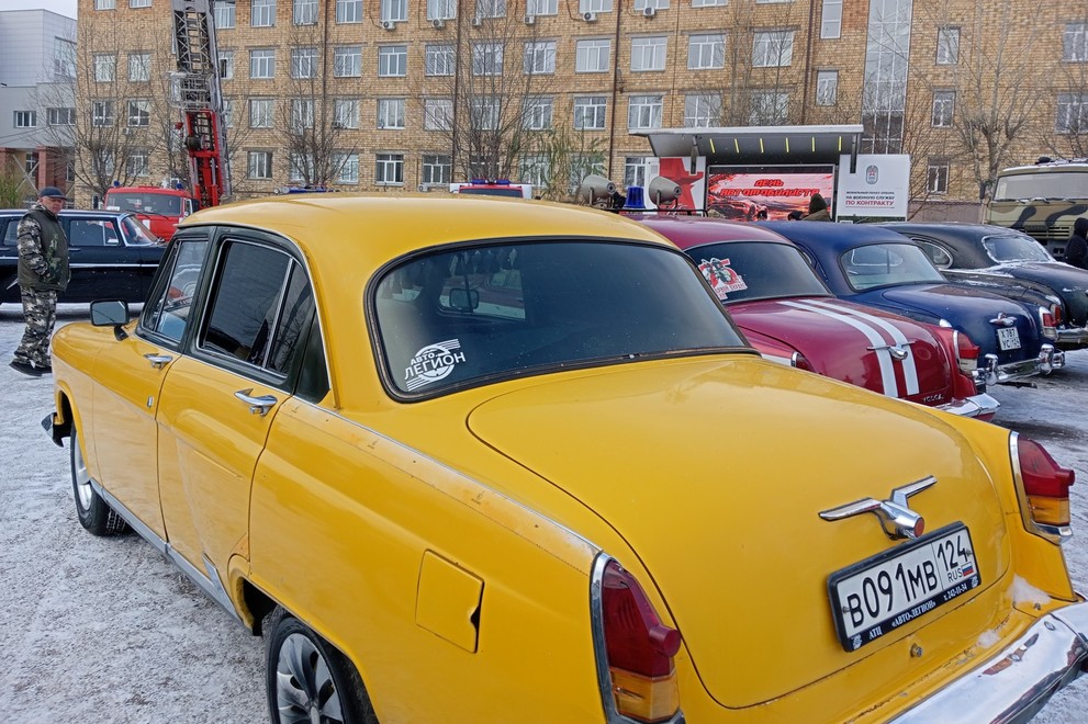 Накануне Дня автомобилиста в Красноярске прошла традиционная выставка необычных автомобилей