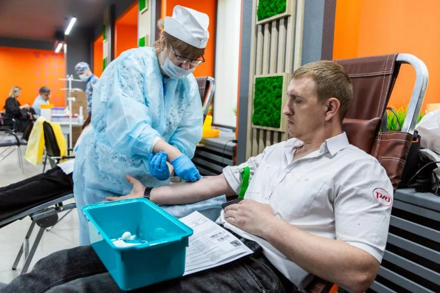 Более 350 красноярских железнодорожников сдали кровь для спасения людей
