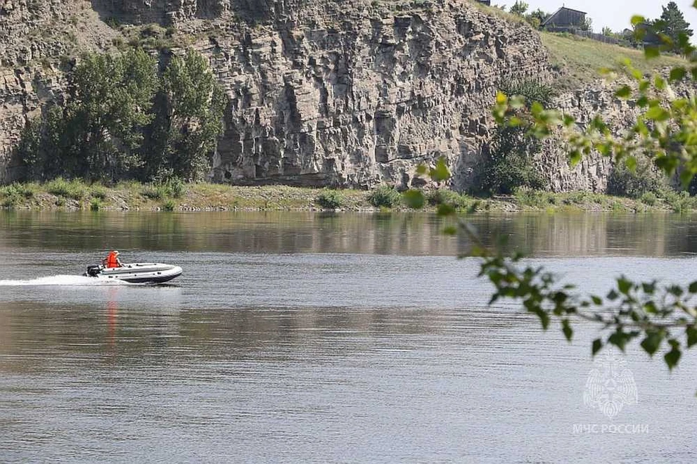 В Хакасии на реке Абакан перевернулась лодка с людьми 