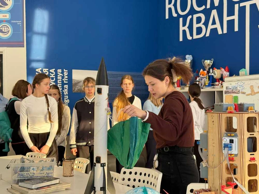 «Единая Россия» организовала экскурсию в детский технопарк «Кванториум» для школьников Красноярска ко Дню российской науки