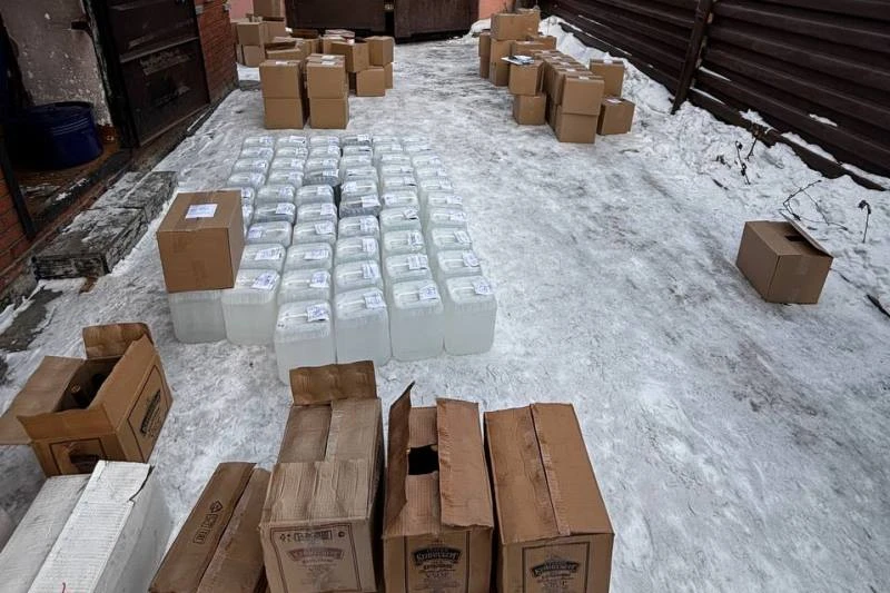 В Алтайском крае изъяли 2000 литров контрафактного алкоголя