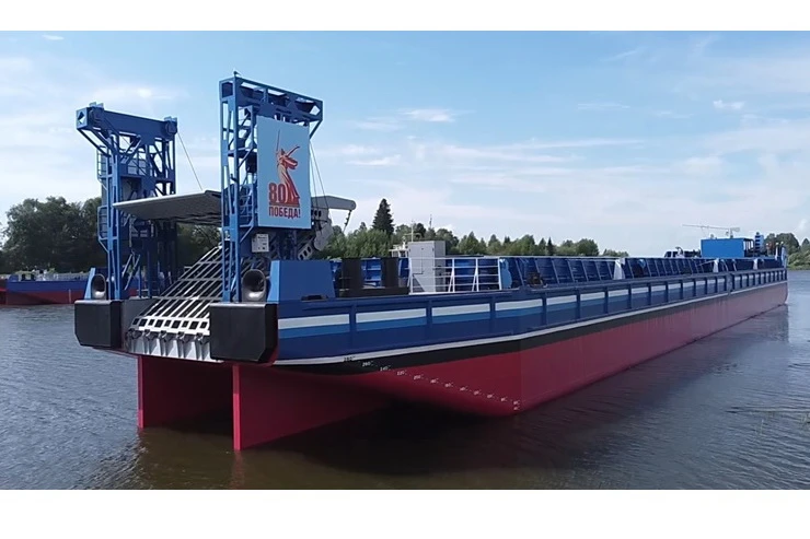 В Томской области спустили на воду новое несамоходное судно