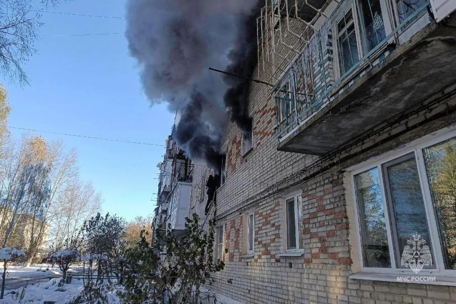 Омские пожарные спасли шестерых жителей многоквартирного дома