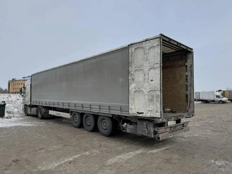В Омске водитель фуры задавил напарника