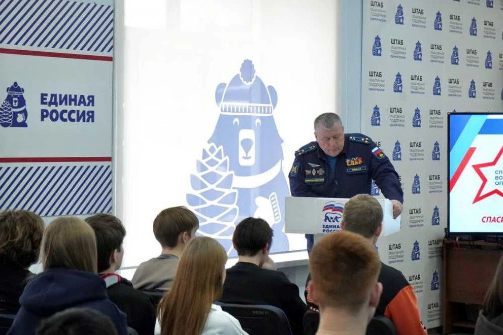 Евгений Гарин провел Урок мужества в штабе общественной поддержки «Единой России»