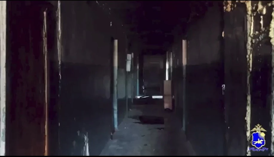 В Туве полицейские помогли спасти 19 человек при ночном пожаре в общежитии