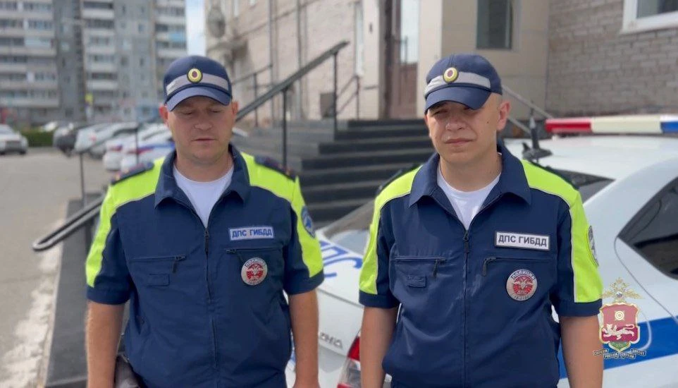 В Хакасии полицейские срочно доставили подростка с ожогами в больницу