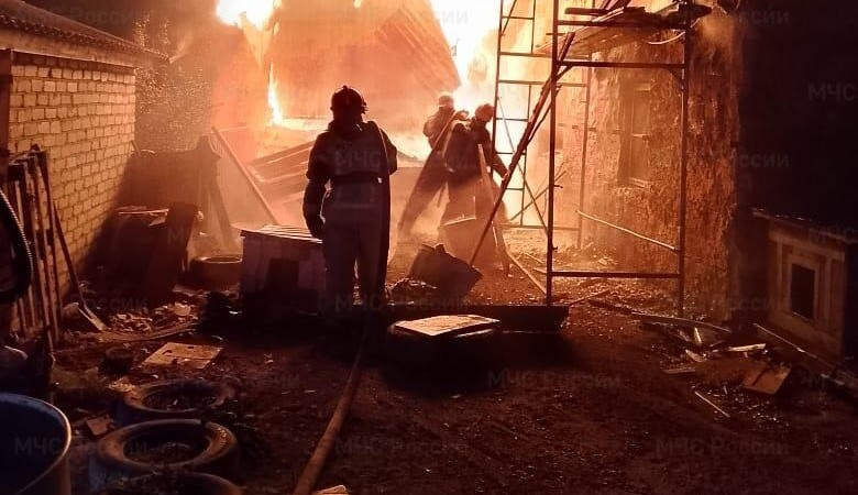 Три человека погибли при ночном пожаре в Алтайском крае