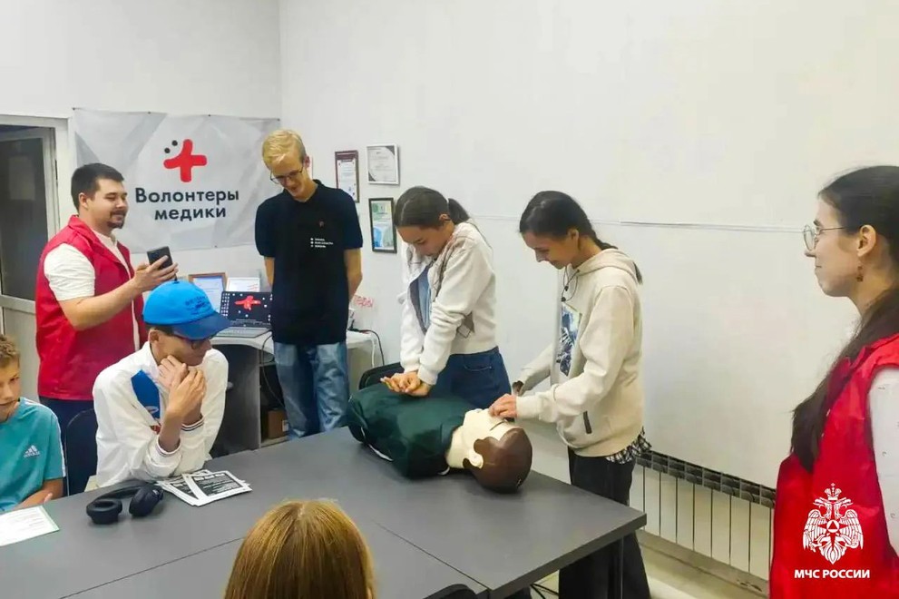 В Омске дети сотрудников МЧС России учились спасать жизни