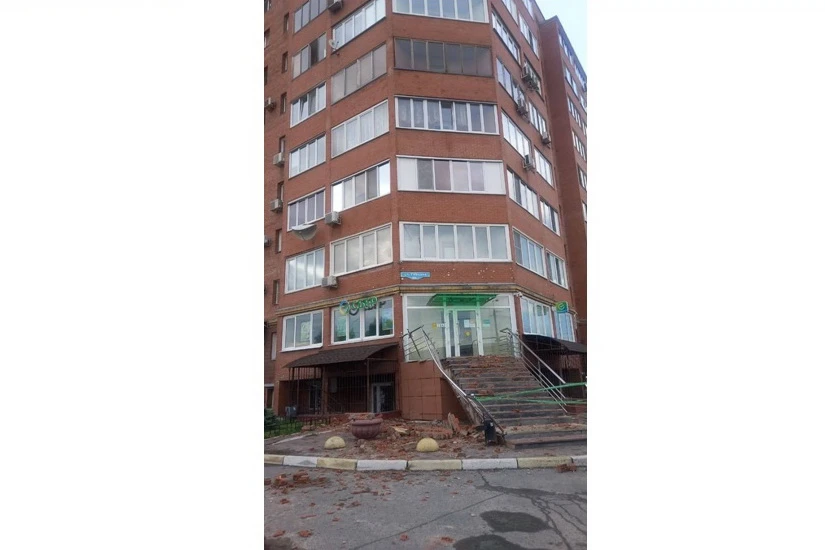 В Омске на женщину с 8 этажа упали элементы балкона