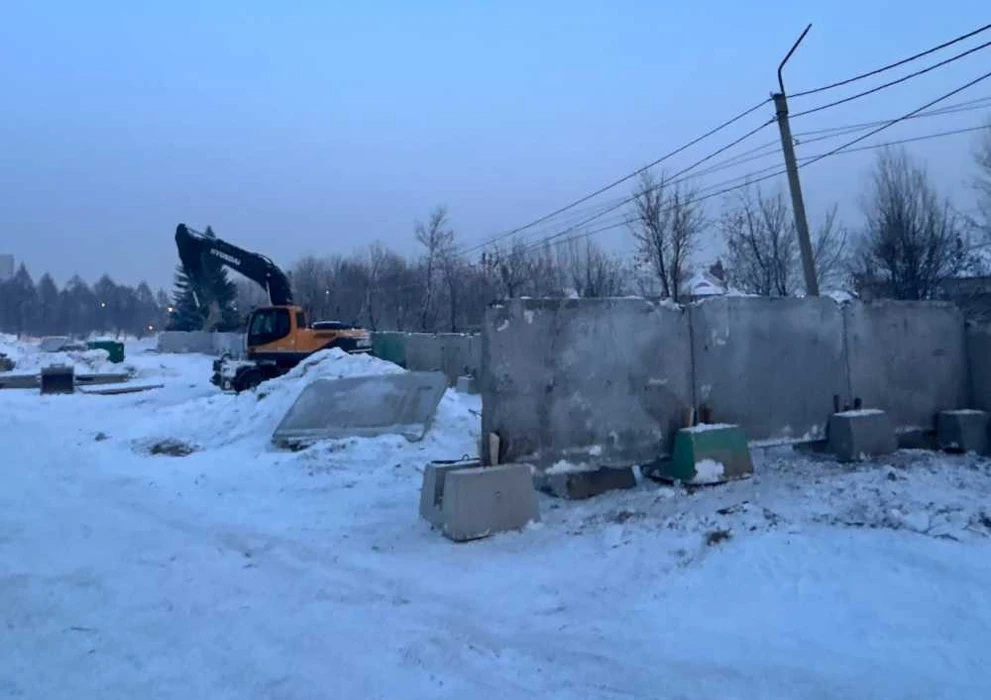 Территорию будущей школы в Октябрьском районе Красноярска начали огораживать
