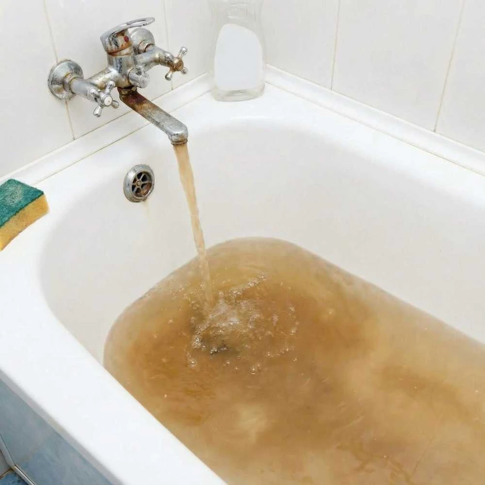 В кузбасском городе жителей возмутила грязная вода 
