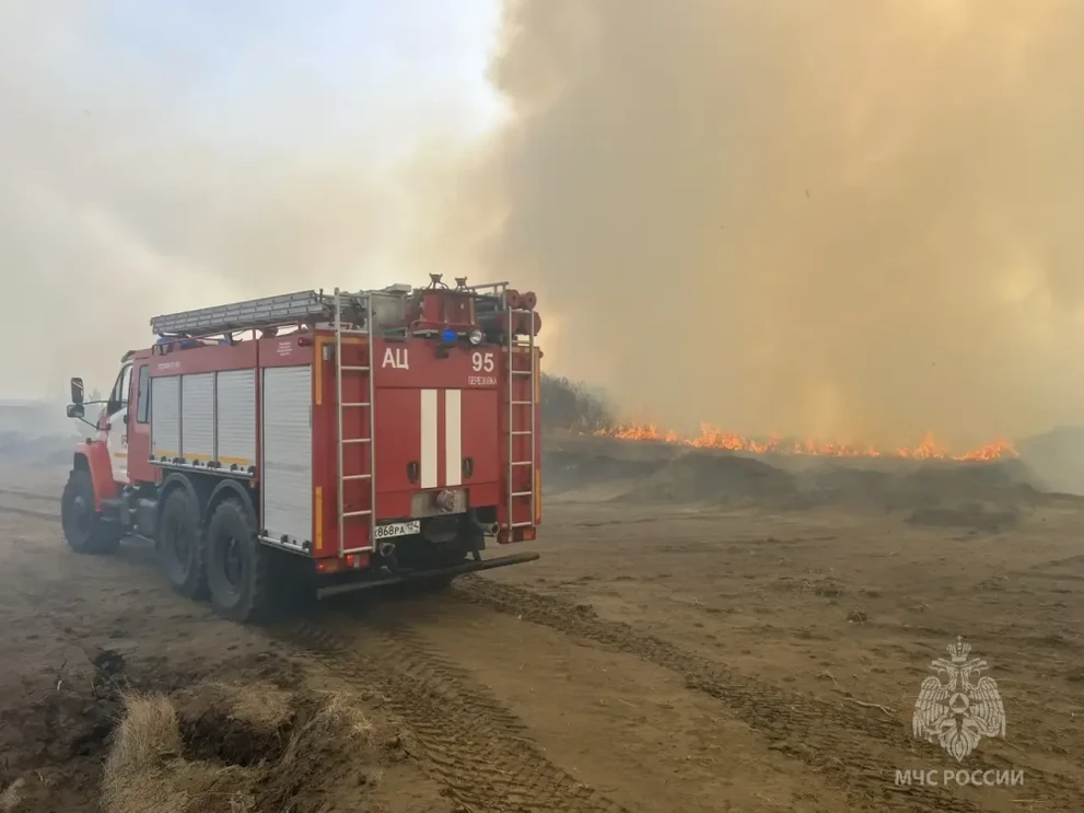 В Ленинском районе Красноярска пожарные потушили пал сухой травы 