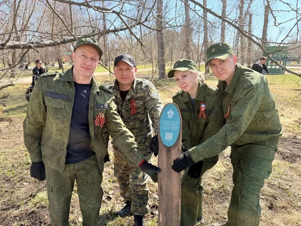 В Алтайском крае сотрудники СК в Барнауле благоустроили аллею в парке «Изумрудный»