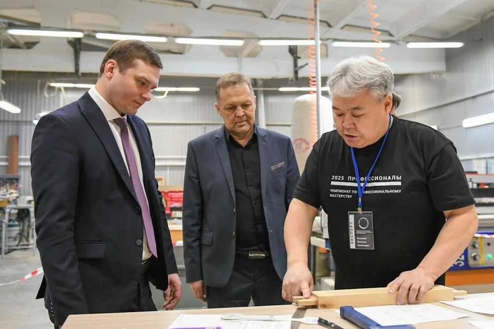Глава Республики Хакасия посетил площадки чемпионата «Профессионалы»