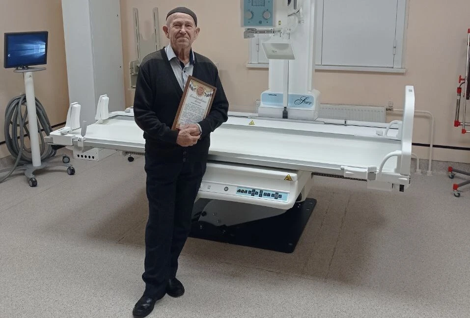 В Абакане на пенсию проводили врача-рентгенолога с 55-летним стажем работы