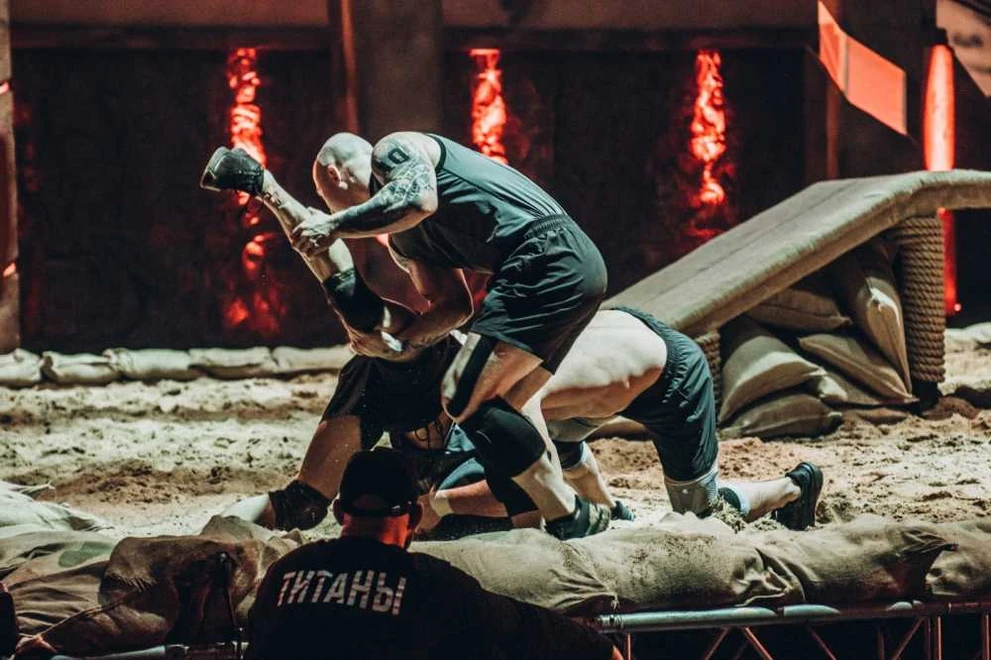 Кузбассовец, покинувший шоу «Титаны», вновь появился в проекте, несмотря на травму ноги
