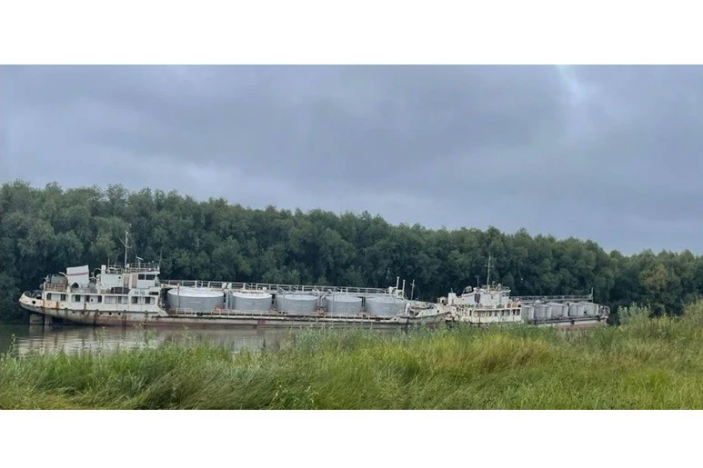 В Омске прокуратура требует убрать из городской черты два брошенных танкера